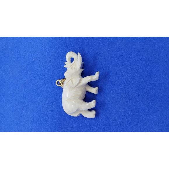 Vintage Hand Carved Elephant Pendant Wood or Lucite 3D Animal Jewelry - Picture 9 of 9